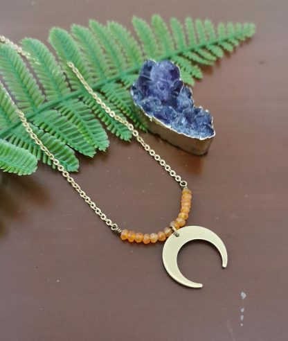 Les colliers croissant de lune cornaline