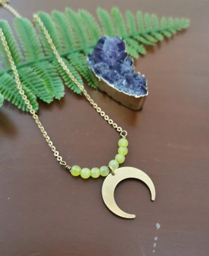 Les colliers croissant de lune jade vert olive