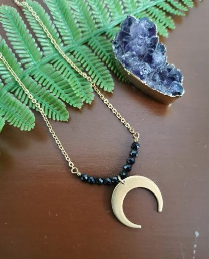Les colliers croissant de lune spinelle noire