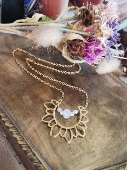collier lotus